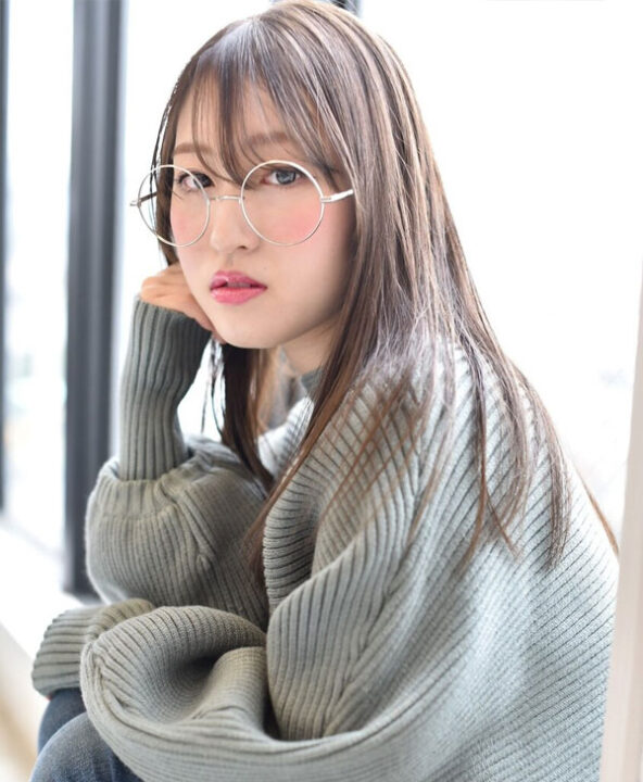 シアーベージュのストレートヘアー